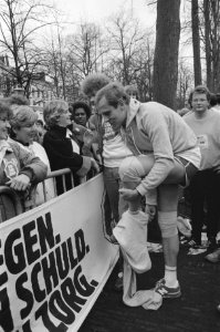 Minister Winsemius loopt mee in halve marathon in Den Haag (shirt tegen zure reg, Bestanddeelnr 933-2812
