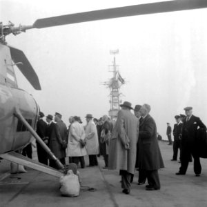Minister Gielen bekijkt de helicoptere, Bestanddeelnr 902-4025