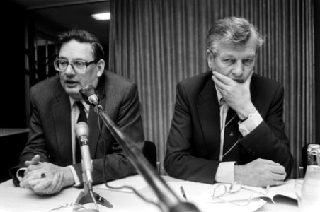 Minister G.M.V. van Aardenne (Economische Zaken) (l) en minister J. de Koning (S, Bestanddeelnr 932-5649