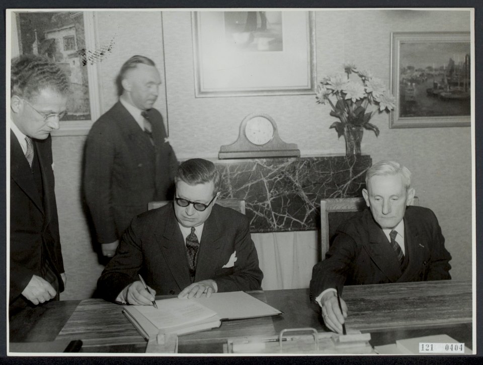 Minister Joekes (rechts) en de Belgische minister van Arbeid en Sociale Voorzorg, Bestanddeelnr 121-0404