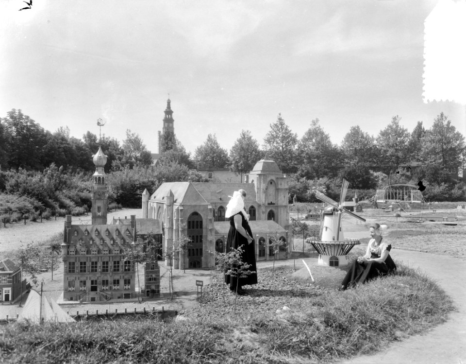Miniatuurstad in Middelburg met Zeeuwse dracht, Bestanddeelnr 906-5291