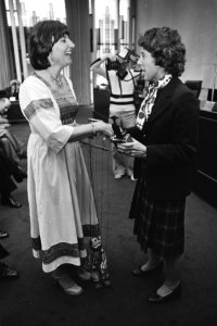 Minister Gardeniers van CRM deelt toneelprijzen uit Camilla Koevoets (l), Bestanddeelnr 929-7347