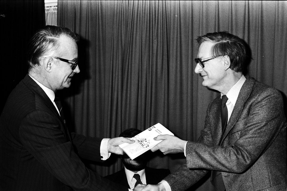 Minister Ginjaar (Volksgezondheid en Milieuhygiëne, l) en dr. S. Parma, Bestanddeelnr 930-5605