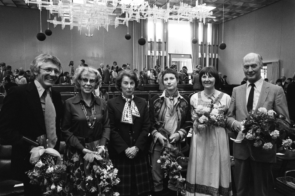 Minister Gardeniers van CRM deelt toneelprijzen uit Vlrn. Eric van der Donk, Ma, Bestanddeelnr 929-7344