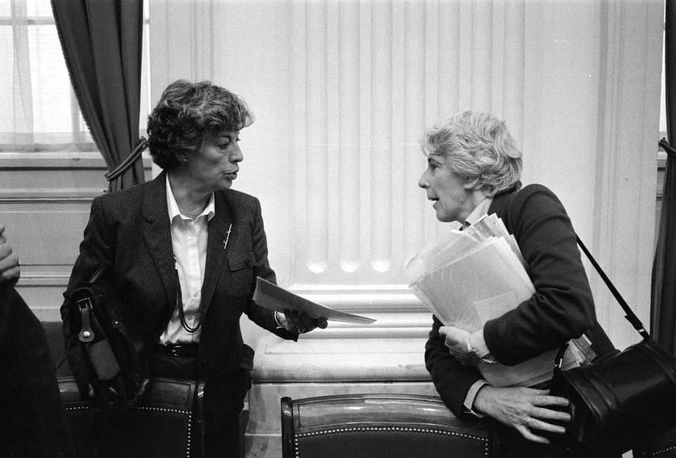 Minister Gardeniers en mevrouw Muller-van Ast (PVDA) (l), Bestanddeelnr 932-3724