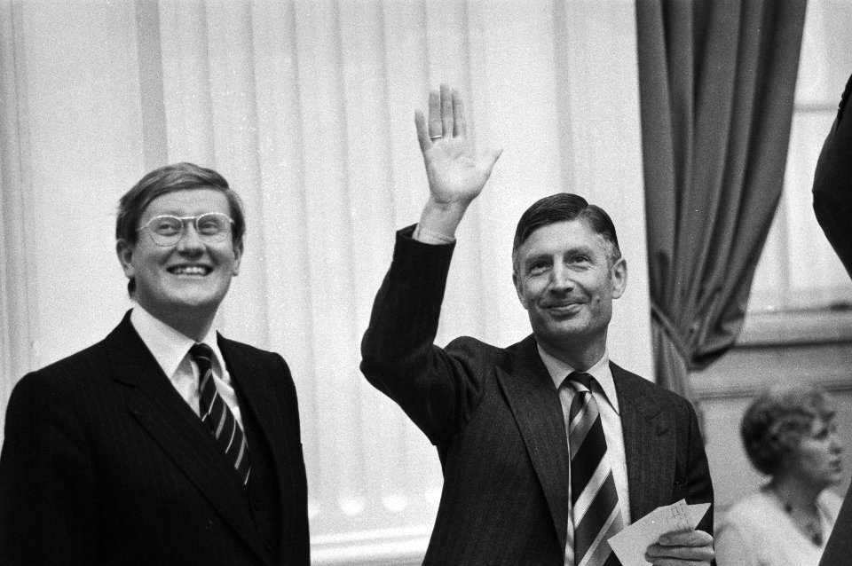 Minister Wiegel (l) en premier van Agt, zwaaiend, Bestanddeelnr 930-4836