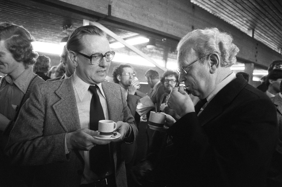Minister Wil Albeda en Bob Goudswaard (links), Bestanddeelnr 930-1497