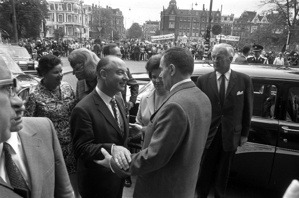 Minister Gromyko bezoekt Rijksmuseum in Amsterdam, Minister Schmelzer (links) be, Bestanddeelnr 925-7244