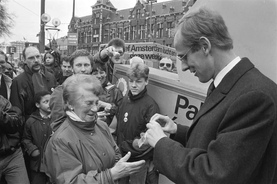 Minister Winsemius overhandigt het eerste milieu abonnement voor het openbaar ve, Bestanddeelnr 933-6304