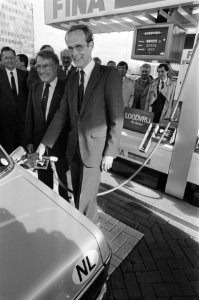 Minister Winsemius opent symbolisch 30 pompen voor loodvrije benzine Winsemius , Bestanddeelnr 933-2937