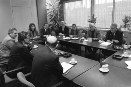 Minister Kees Van Dijk in overleg met de ambtanerenbonden, Bestanddeelnr 934-3822