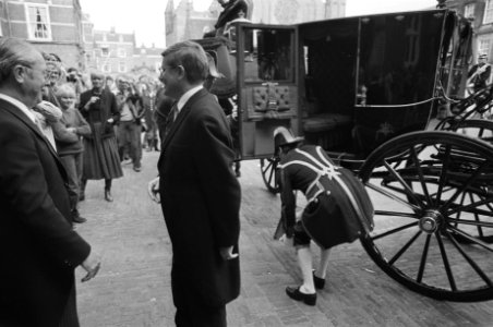 Minister Wiegel met koets op het Binnenhof, Bestanddeelnr 931-0195