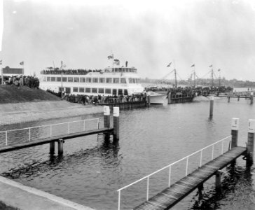 Minister J. G. Suurhoff opende nieuwe haven te Ierseke, met de boot vaart men de, Bestanddeelnr 917-9675