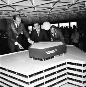 Minister Westerterp opent gebouw van Ballast Nedam NV Amstelveen vlnr jhr , Bestanddeelnr 927-1737