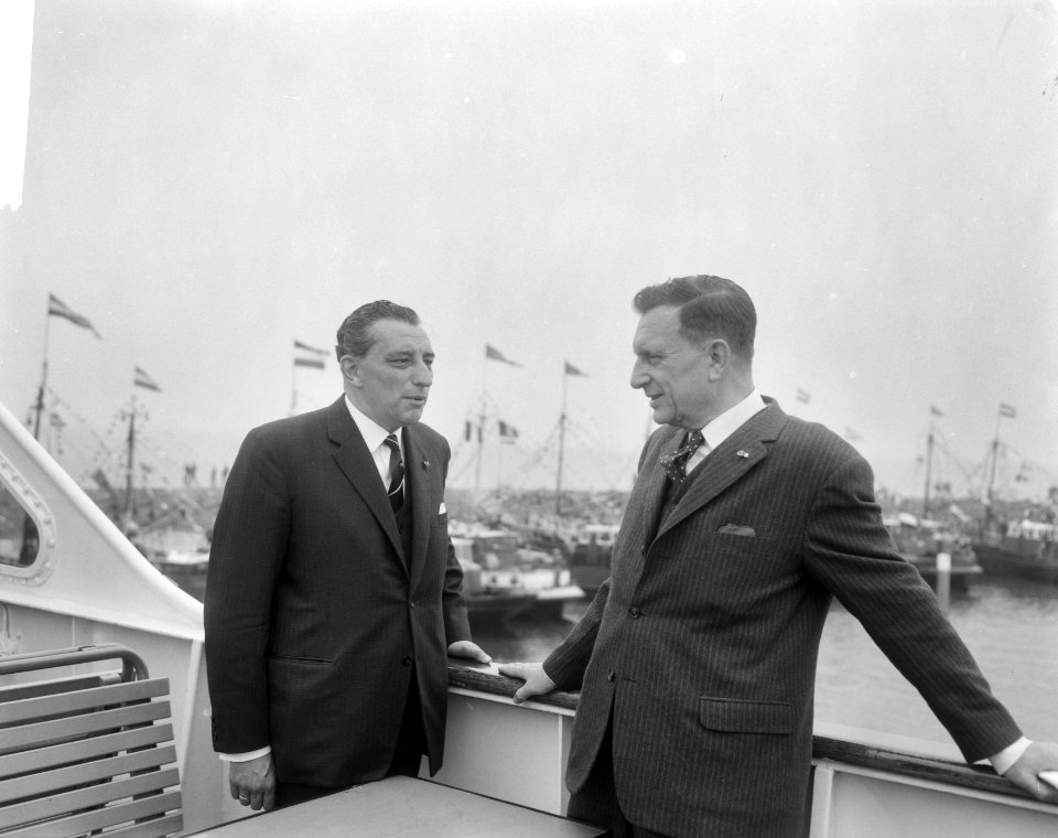 Minister J. G. Suurhoff opende nieuwe haven te Ierseke, mr. Van Aartsen ( Commis, Bestanddeelnr 917-9683
