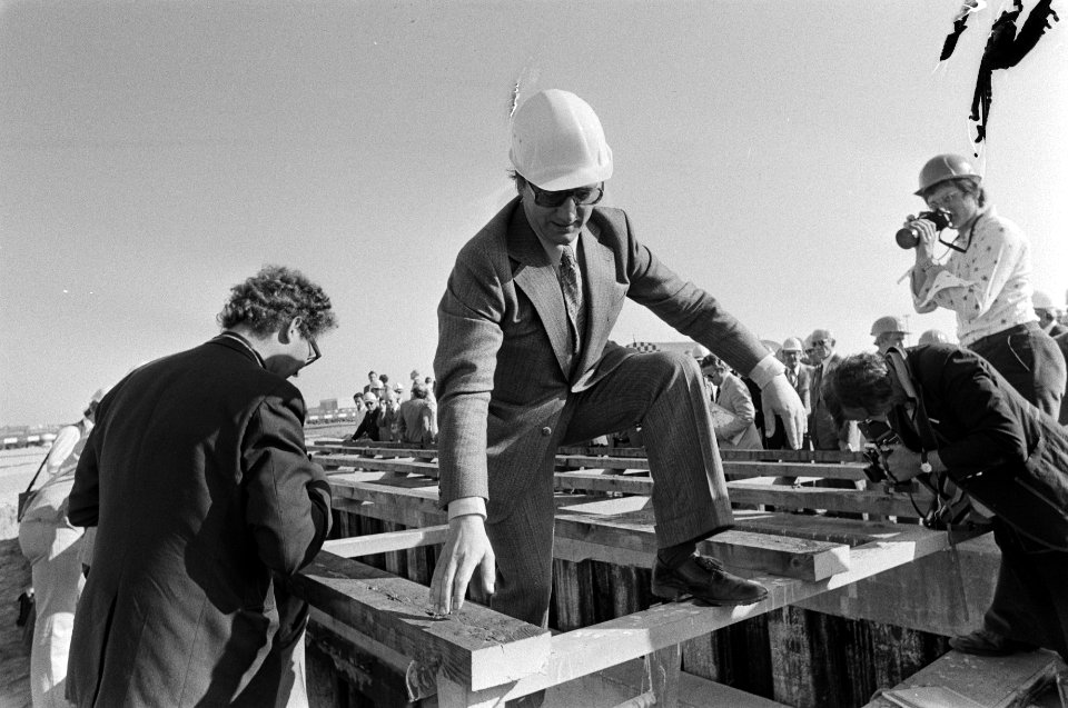 Minister Westerterp bezoekt bouw Schiphollijn Westerterp klimt uit tunnel, Bestanddeelnr 927-3971
