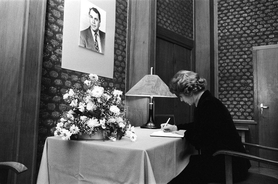 Minister Gardeniers-Berendsen tekent het condoleance register van de overleden m, Bestanddeelnr 930-1963