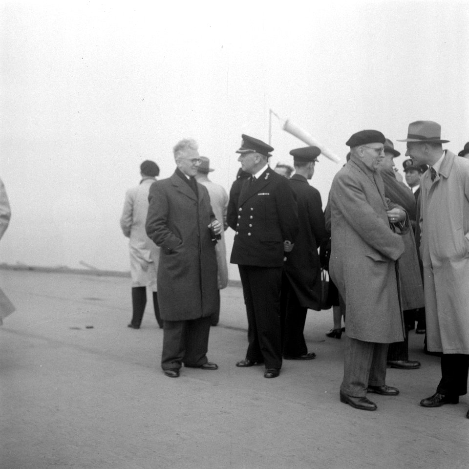 Minister Gielen op Hr. Ms. Karel Doorman, Bestanddeelnr 902-4020