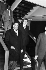 Minister Wiegel haalt premier Nederlandse Antillen Rozendal van Schiphol, Bestanddeelnr 929-5439