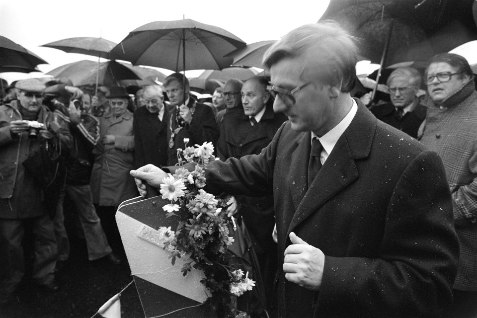 Minister Westerterp opent 30 km lange snelweg A50 Apeldoorn Zwolle opening, Bestanddeelnr 929-4484
