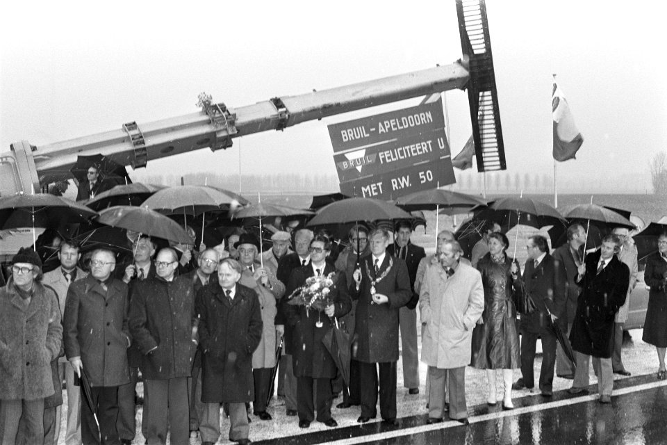 Minister Westerterp opent 30 km lange snelweg A50 Apeldoorn Zwolle opening, Bestanddeelnr 929-4485