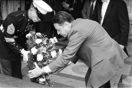 Minister Weinberger (Defensie, VS) bezoekt ons land Weinberger legt krans in Tw, Bestanddeelnr 932-9175