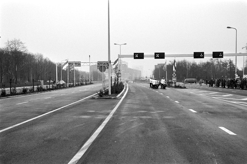 Minister Westerterp opent nieuwe weg Den Haag naar Voorburg, de Utrechtse Baan , Bestanddeelnr 928-9477