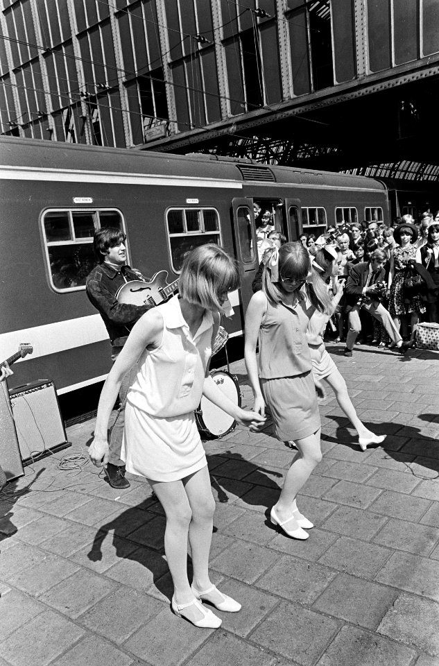 Mini-happening op vierde perron, westzijde van het Centraal Station van Amsterda, Bestanddeelnr 919-2296