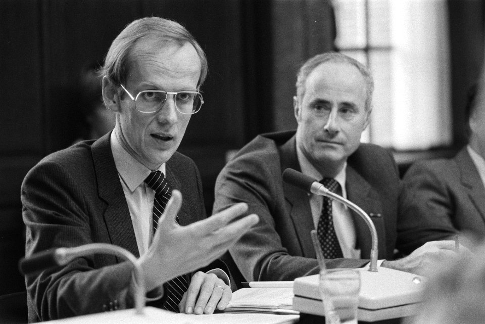 Minister Winsemius (VROM) (l)tijdens een vergadering over de opslag van radioact, Bestanddeelnr 932-7983