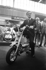 Minister Westerterp opent Tweewieler RAI 76 op snorfiets, Bestanddeelnr 928-4294