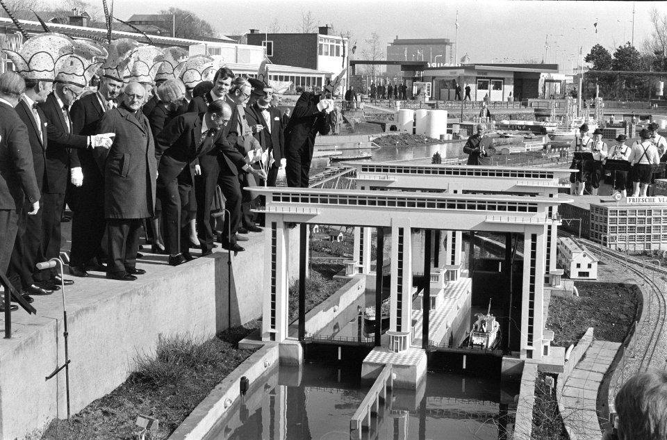 Minister W Drees jr opent Madurodam door model van Prinses Beatrixsluizen in w, Bestanddeelnr 925-4889