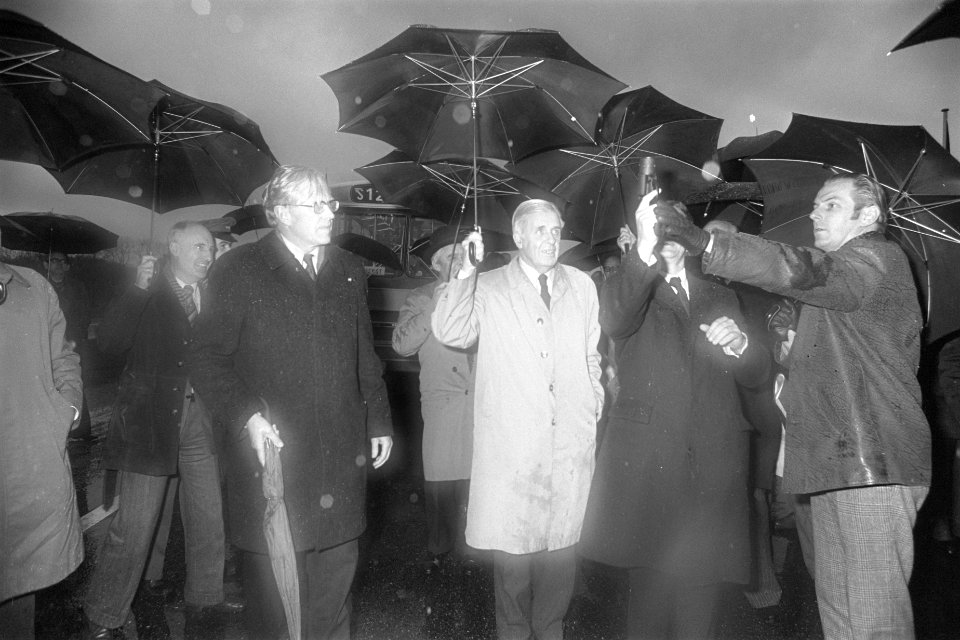 Minister Westerterp opent 30 km lange snelweg A50 Apeldoorn Zwolle startstein b, Bestanddeelnr 929-4486