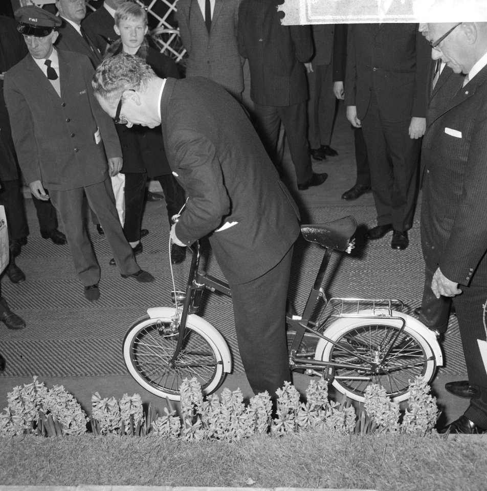 Minister Vrolijk opende tentoonstelling Tweewieler en Caravans 1966 in de RAI, M, Bestanddeelnr 918-8270