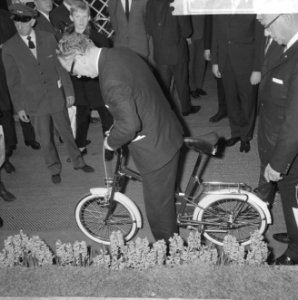 Minister Vrolijk opende tentoonstelling Tweewieler en Caravans 1966 in de RAI, M, Bestanddeelnr 918-8270