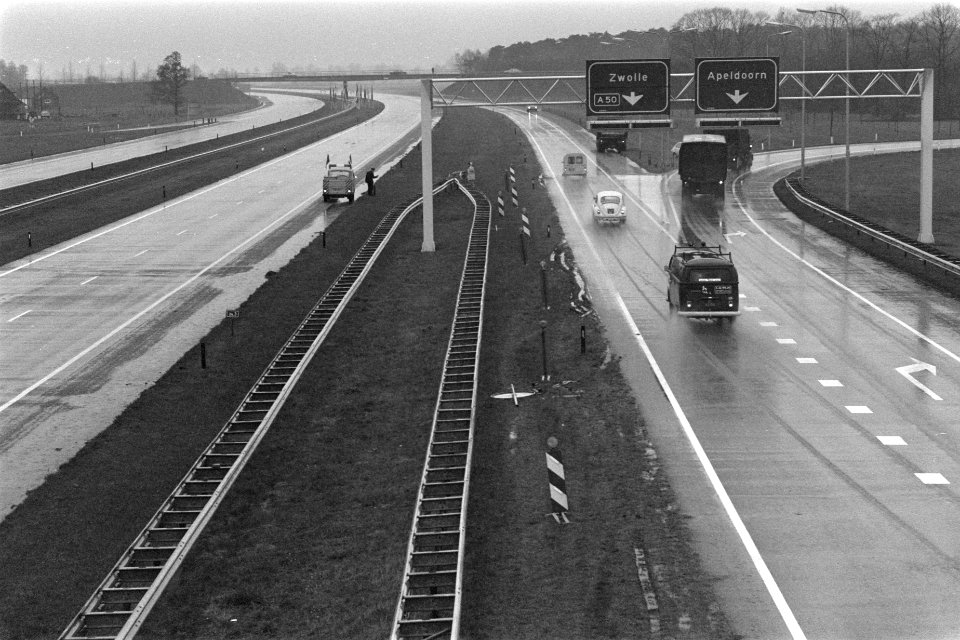 Minister Westerterp opent 30 km lange snelweg A50 Apeldoorn Zwolle stuk A50, Bestanddeelnr 929-4482