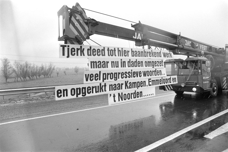 Minister Westerterp opent 30 km lange snelweg A50 Apeldoorn Zwolle auto met pro, Bestanddeelnr 929-4481