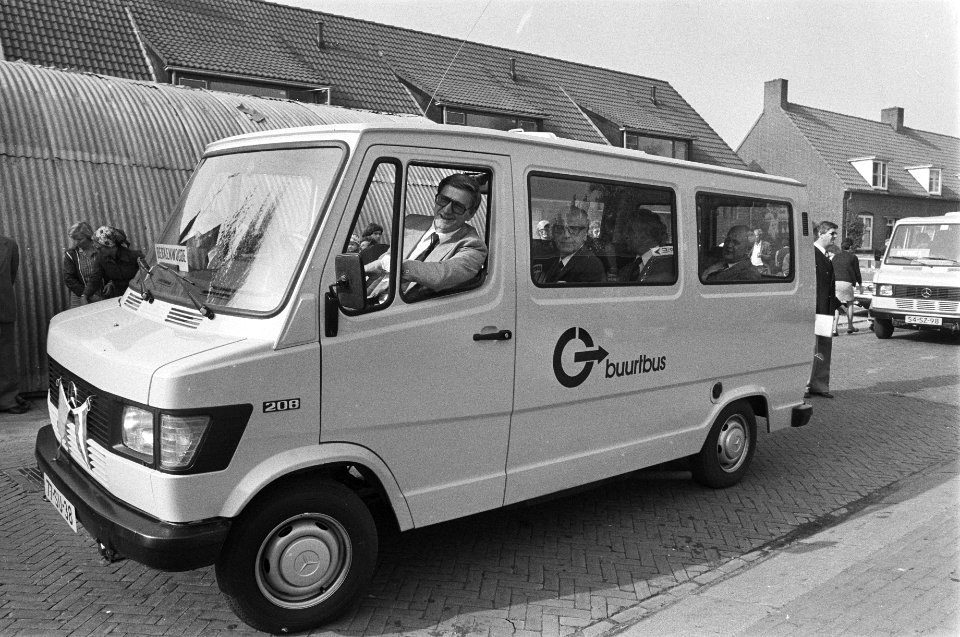 Minister Westerterp geeft in Berkwoude startstein voor 1e buurtbus minister Wes, Bestanddeelnr 929-3680