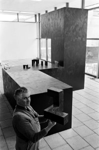 Minimal Art in Haags Gemeentelijk Museum. Kubussen van Tony Smith, Bestanddeelnr 921-1796