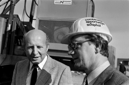 Minister Westerterp bezoekt bouw Schiphollijn Westerterp met helm op, Bestanddeelnr 927-3972