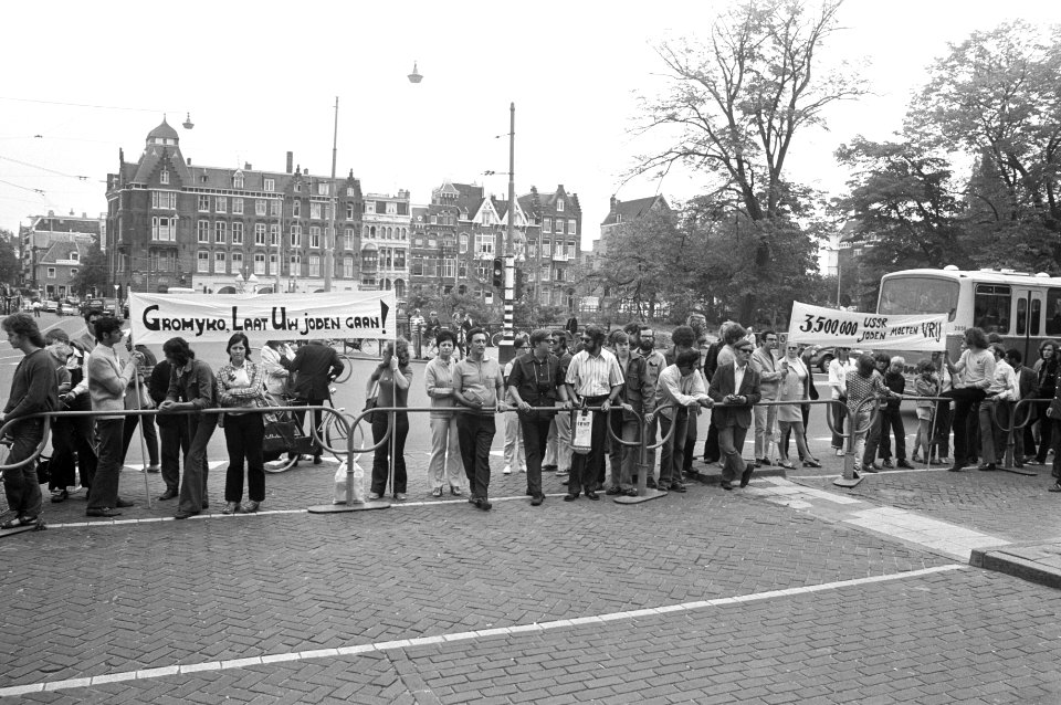 Minister Gromyko bezoekt Rijksmuseum in Amsterdam, aankomst Gromyko, Bestanddeelnr 925-7249