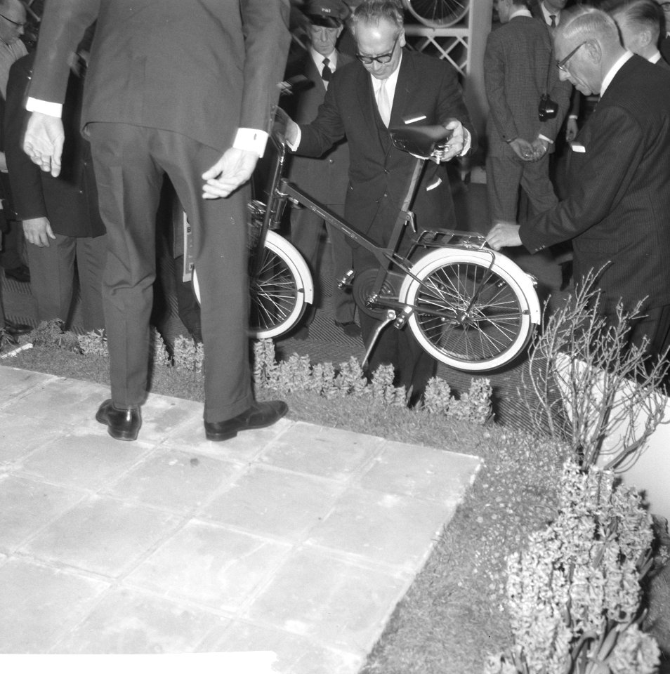 Minister Vrolijk opende tentoonstelling Tweewieler en Caravans 1966 in de RAI, Bestanddeelnr 918-8271