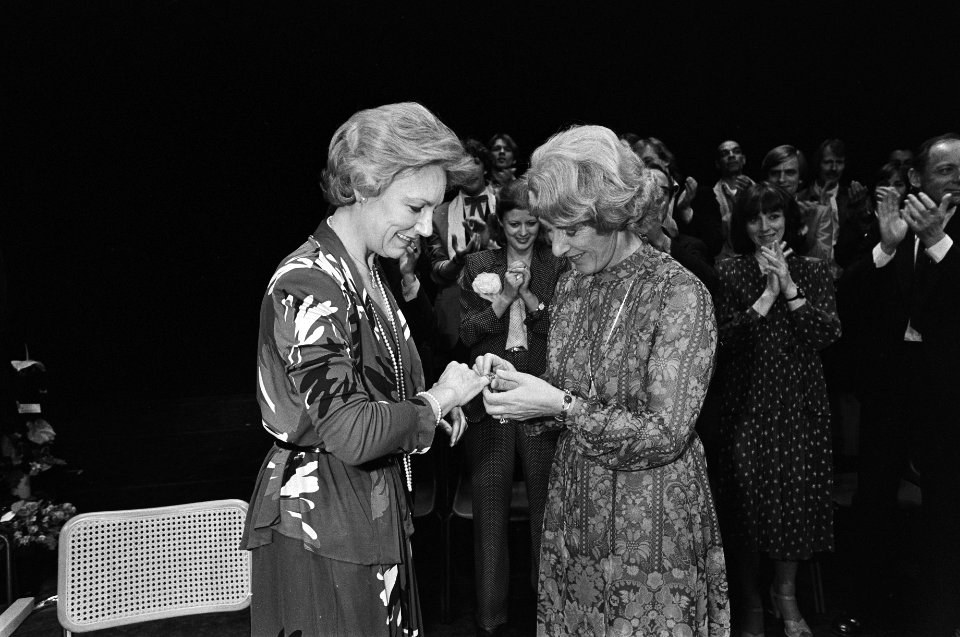 Minister Gardeniers reikt in Stadsschouwburg in Amsterdam Theo Mann Bouwmeester , Bestanddeelnr 930-7659