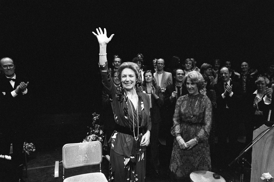 Minister Gardeniers reikt in Stadsschouwburg in Amsterdam Theo Mann Bouwmeester , Bestanddeelnr 930-7660