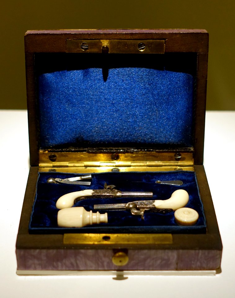 Miniature percussion pistols, Paris, c. 1830 AD, iron, ivory, wooden box - Braunschweigisches Landesmuseum - DSC04644