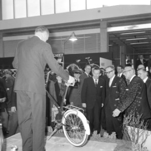 Minister Vrolijk opende tentoonstelling Tweewieler en Caravans 1966 in de RAI, Bestanddeelnr 918-8272