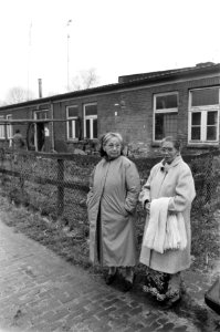 Minister Brinkman bezoekt Moluks woonoord Lunetten in Vught i.v.m. sluiting bew, Bestanddeelnr 934-2082