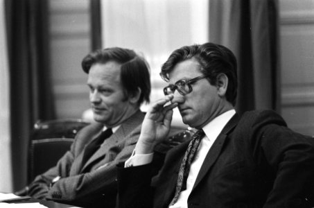 Minister Westerterp (r) en staatssecretaris Van Hulten, Bestanddeelnr 927-0189