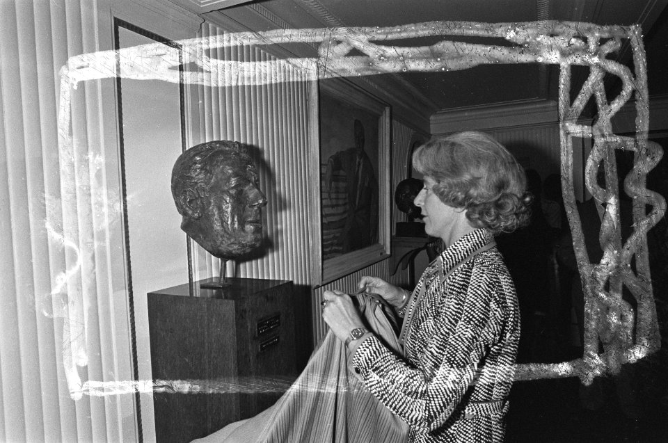 Minister Gardeniers van CRM onthult een borstbeeld van Ko van Dijk in Haagse Kon, Bestanddeelnr 930-4196