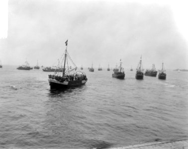 Minister J. G. Suurhoff opende nieuwe haven te Ierseke, minister Suurhoff eet mo, Bestanddeelnr 917-9677