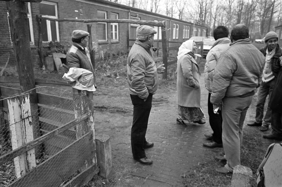 Minister Brinkman bezoekt Moluks woonoord Lunetten in Vught i.v.m. sluiting bew, Bestanddeelnr 934-2081